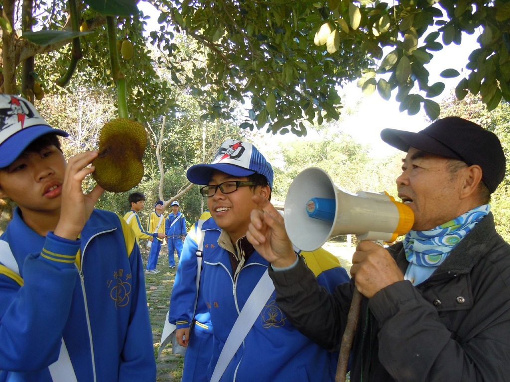 二水國中同學參與大丘園農場生態課程 二水國中同學參與大丘園農場生態課程