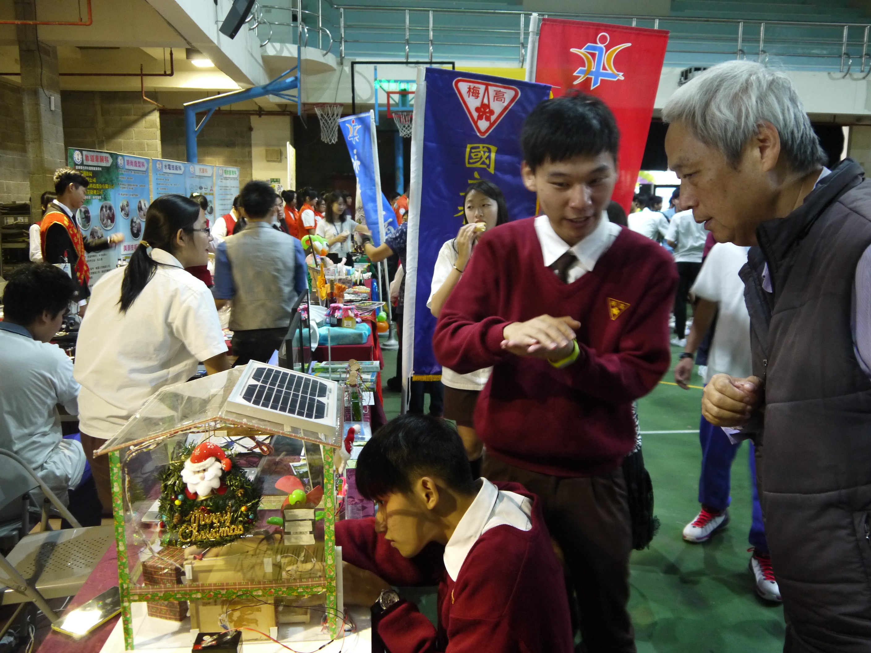 楊梅高中校園綠點子學生解說。 楊梅高中校園綠點子學生解說。
